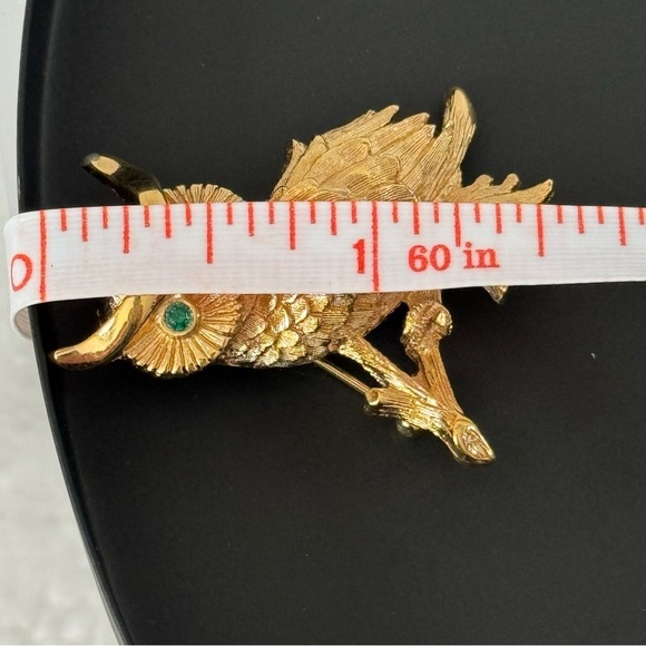 VINTAGE MONET OWL GOLDTONE FAUX EMERALD EYES~1980'S~STAMPED~1 1/2" - Picture 6 of 6
